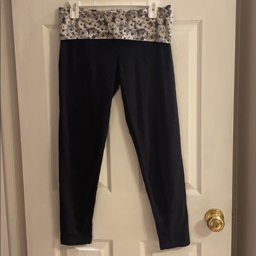 large Victoria’s Secret Pink cropped yoga leggings